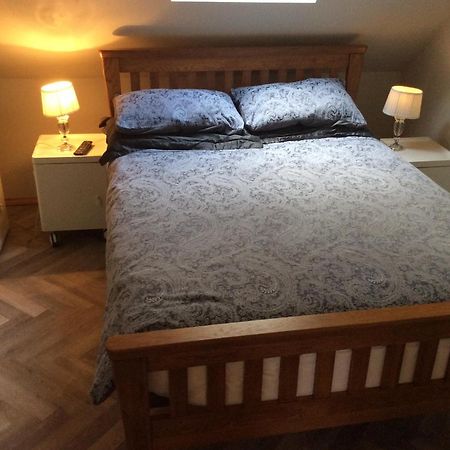 2 Bedroom Furnished Apartment In A Rural Position สโตน ภายนอก รูปภาพ