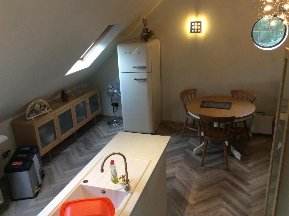 2 Bedroom Furnished Apartment In A Rural Position สโตน ภายนอก รูปภาพ